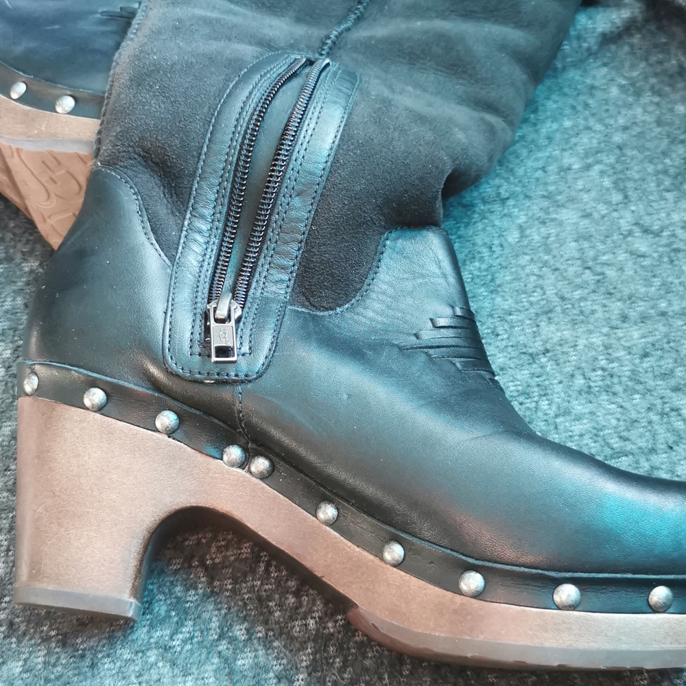 Uggs - Picture 5 of 7